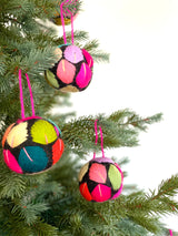 Embroidered felt ball black leaves - Folk Project