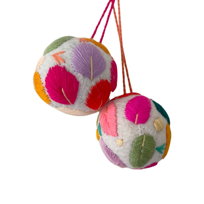 Embroidered felt ball white leaves - FolkProject